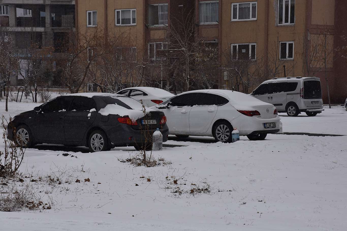 Bitlis'te yoğun kar yağışı başladı